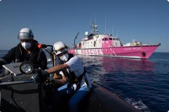 Migranti, la nave rosa di Banksy ha già salvato 89 persone